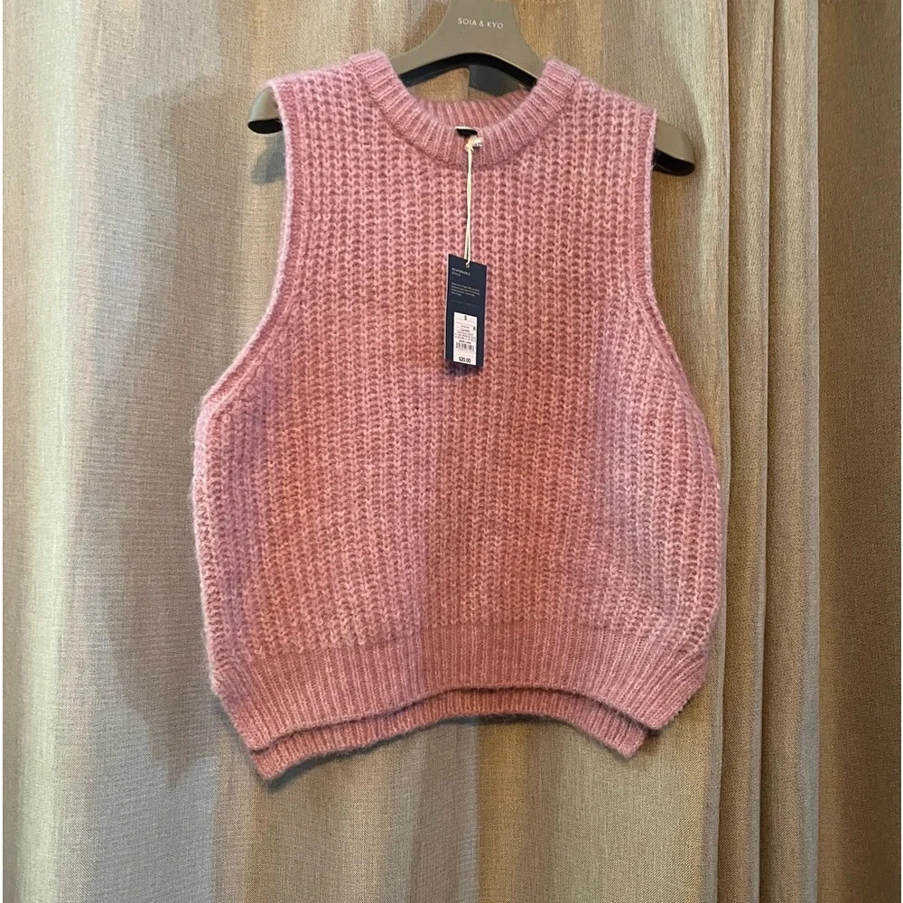New with tags pink sweater vest size small this will fit a medium PERFECT GIFT🎄